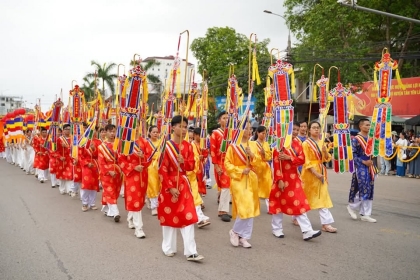 Hình ảnh Phật tử, người dân hân hoan cung đón xá lợi Đức Phật về chùa Phúc Sơn